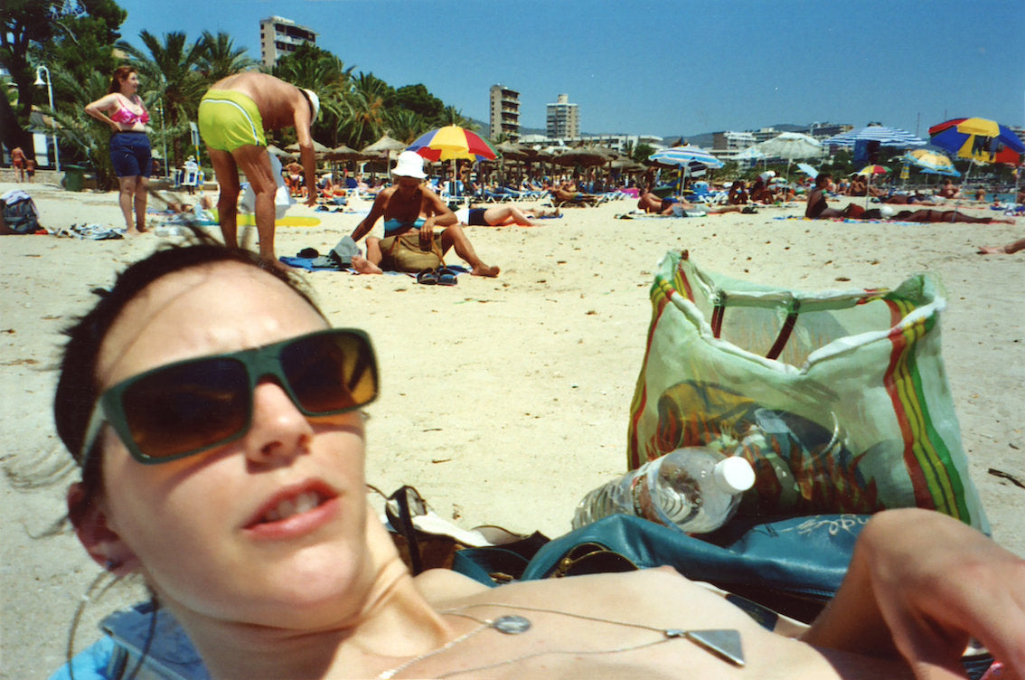 HK_005 - Hannelore Knuts - Waiting for the music to start (Mallorca - festival: Isladencanta 2002)